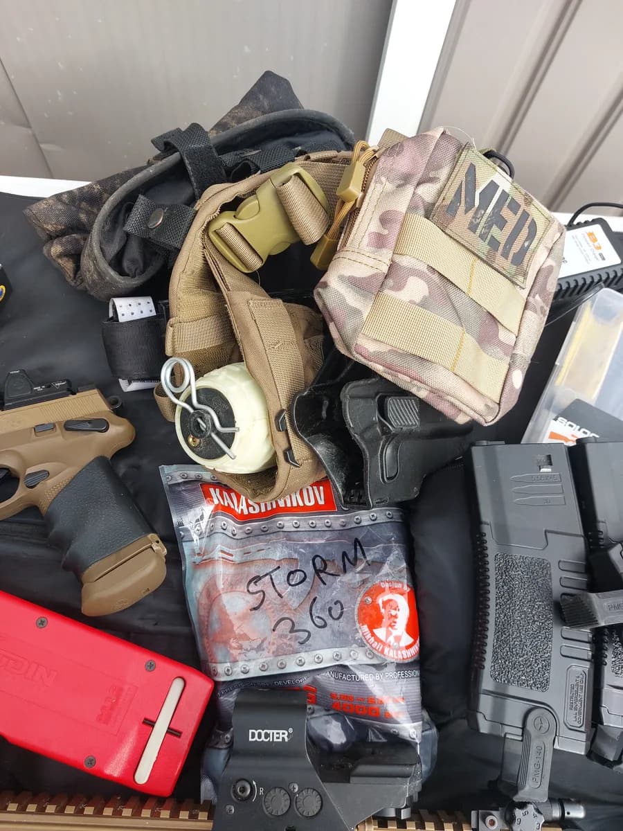 Pack complet airsoft comprenant 2 répliques et une grenade mini 3