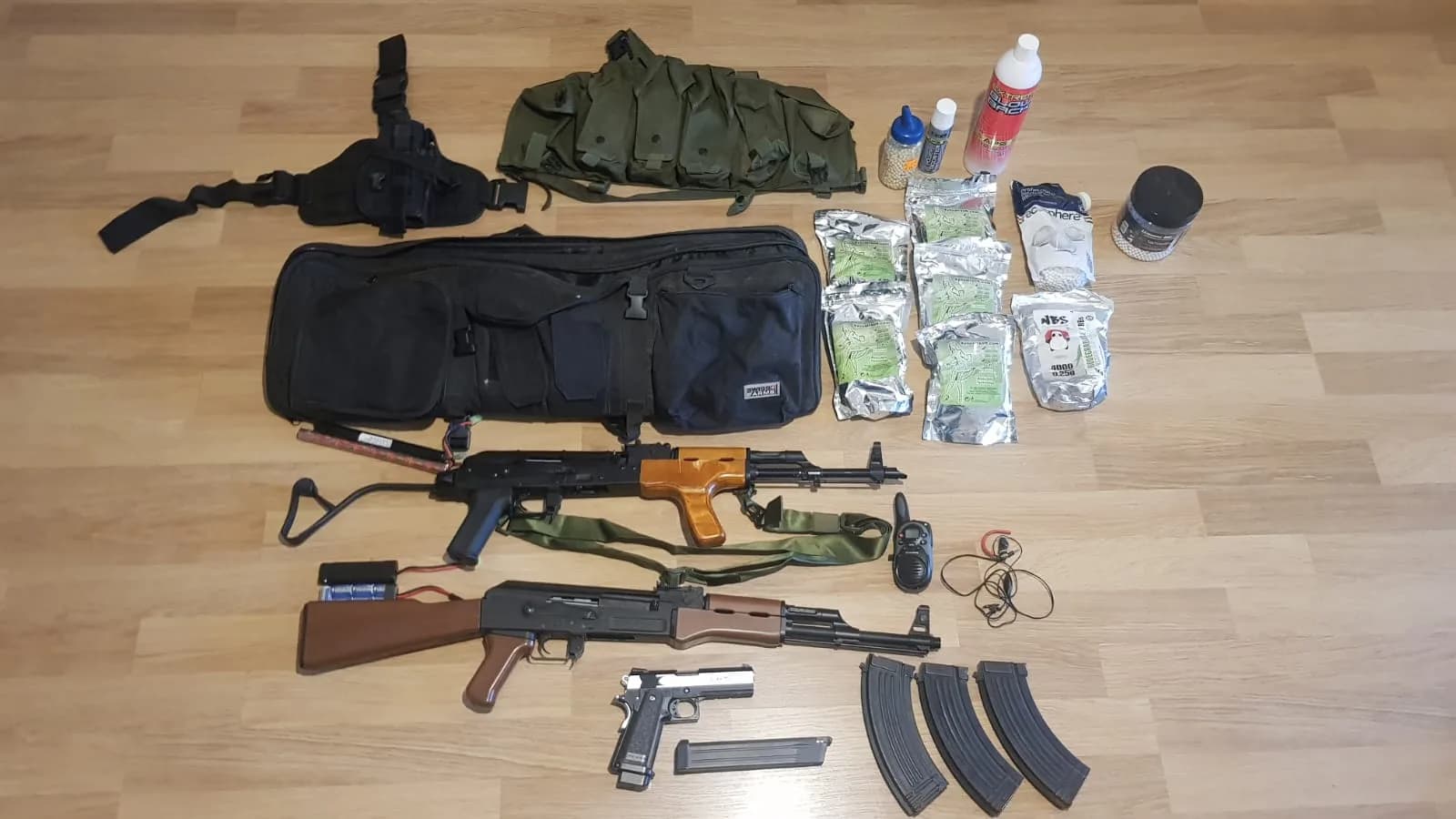 PACK AIRSOFT : 2 AK-47 + 1 PA TOKYO MARUI + ÉQUIPEMENT
