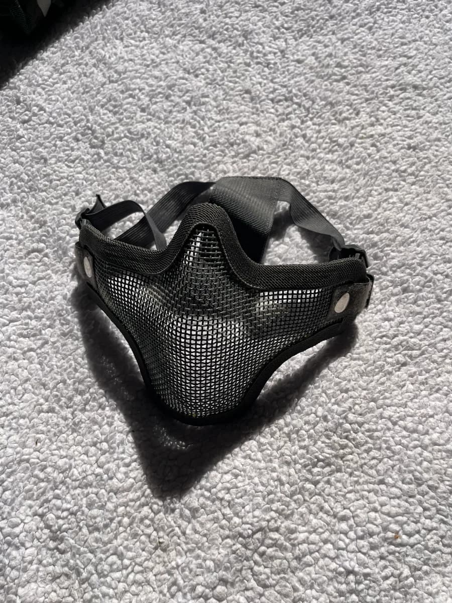 Masque grillagé