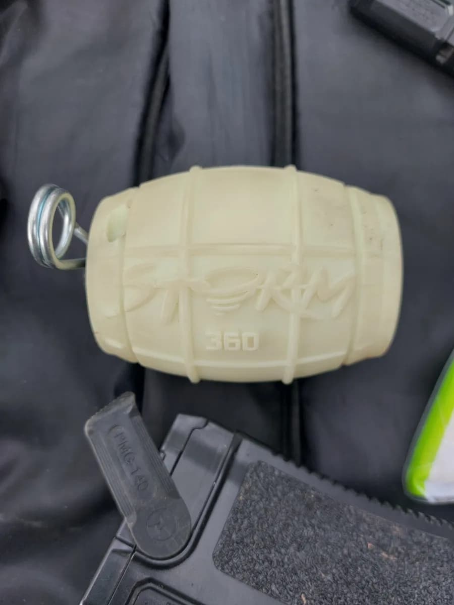 Pack complet airsoft comprenant 2 répliques et une grenade mini 7