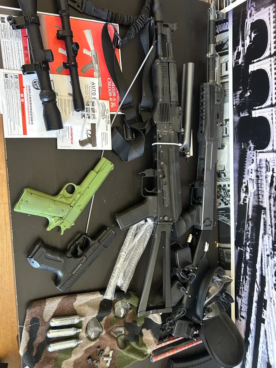 Ak 47 et pistolet