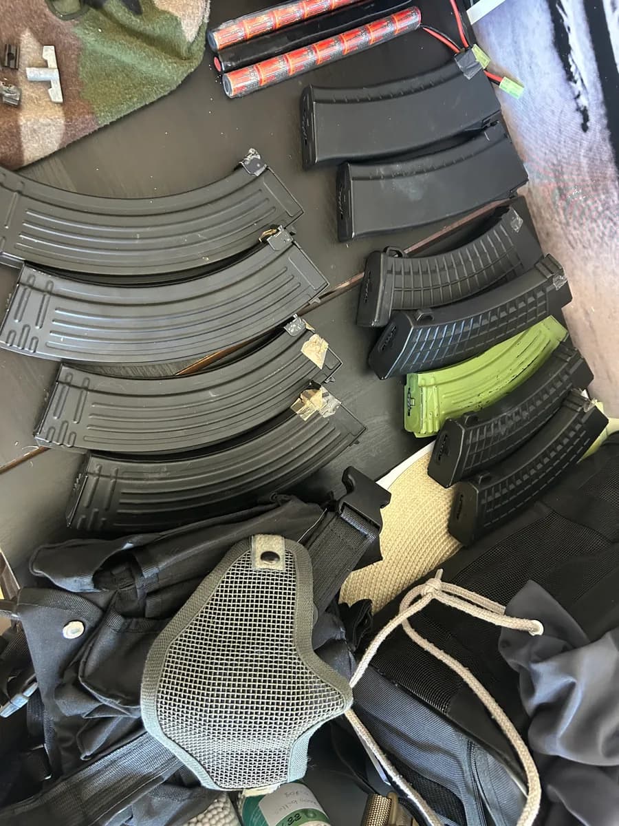 Ak 47 et pistolet mini 3