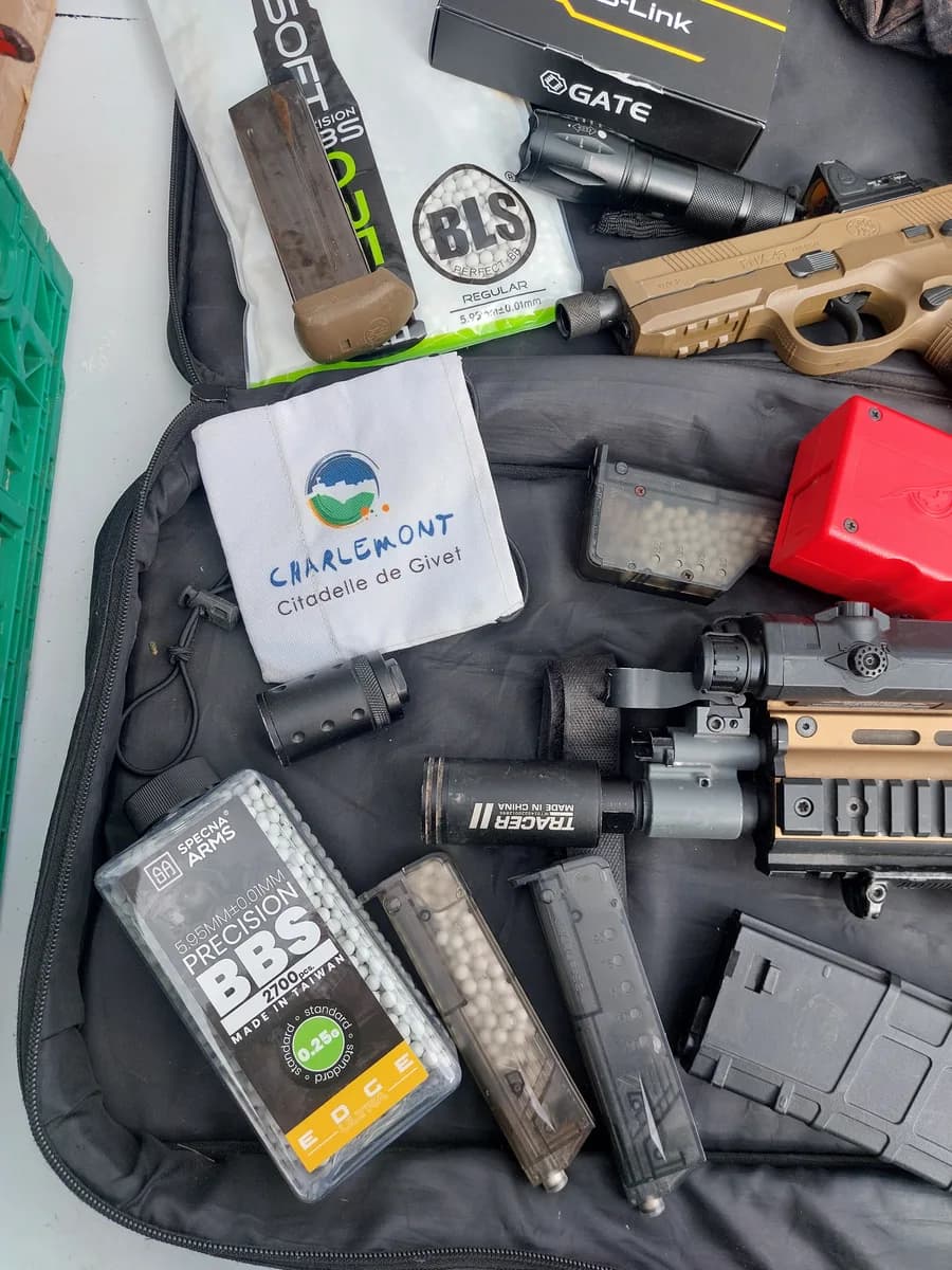Pack complet airsoft comprenant 2 répliques et une grenade mini 1