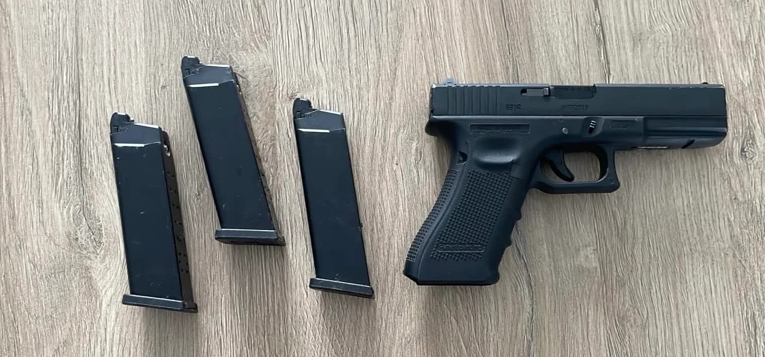 Glock 17 + 3 chargeurs à gaz.