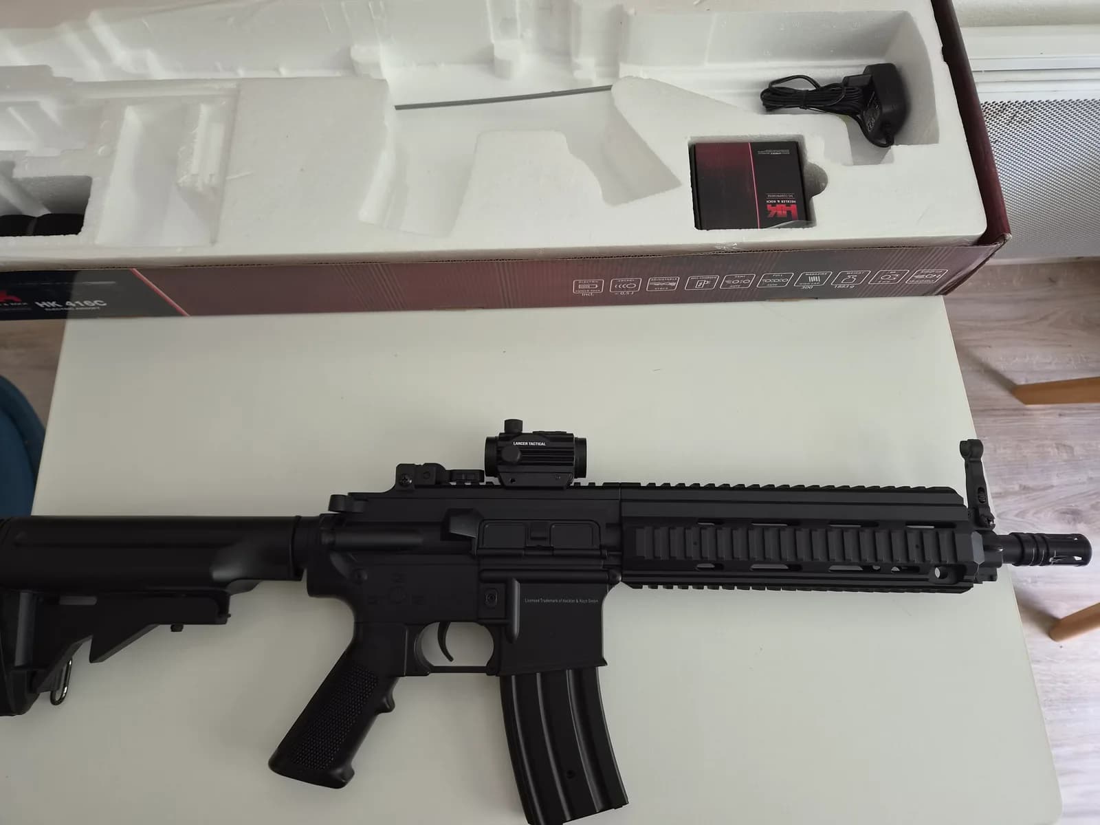 HK416C AEG + Viseur Red Dot Lancer Tactical mini 8
