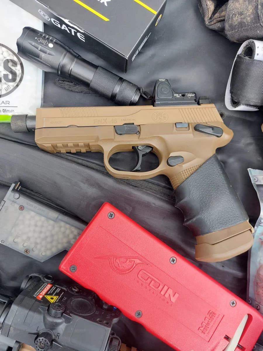 Pack complet airsoft comprenant 2 répliques et une grenade mini 2