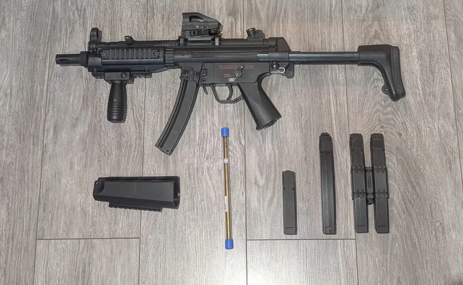 MP5 Cyma upgradée et accessoires