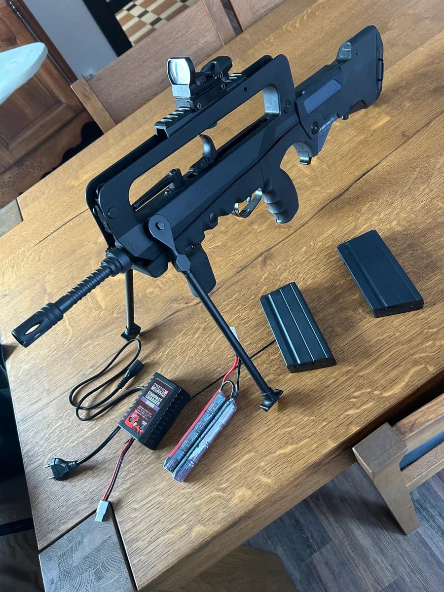 Pack complet réplique FAMAS F1 EVO G1 + accessoires