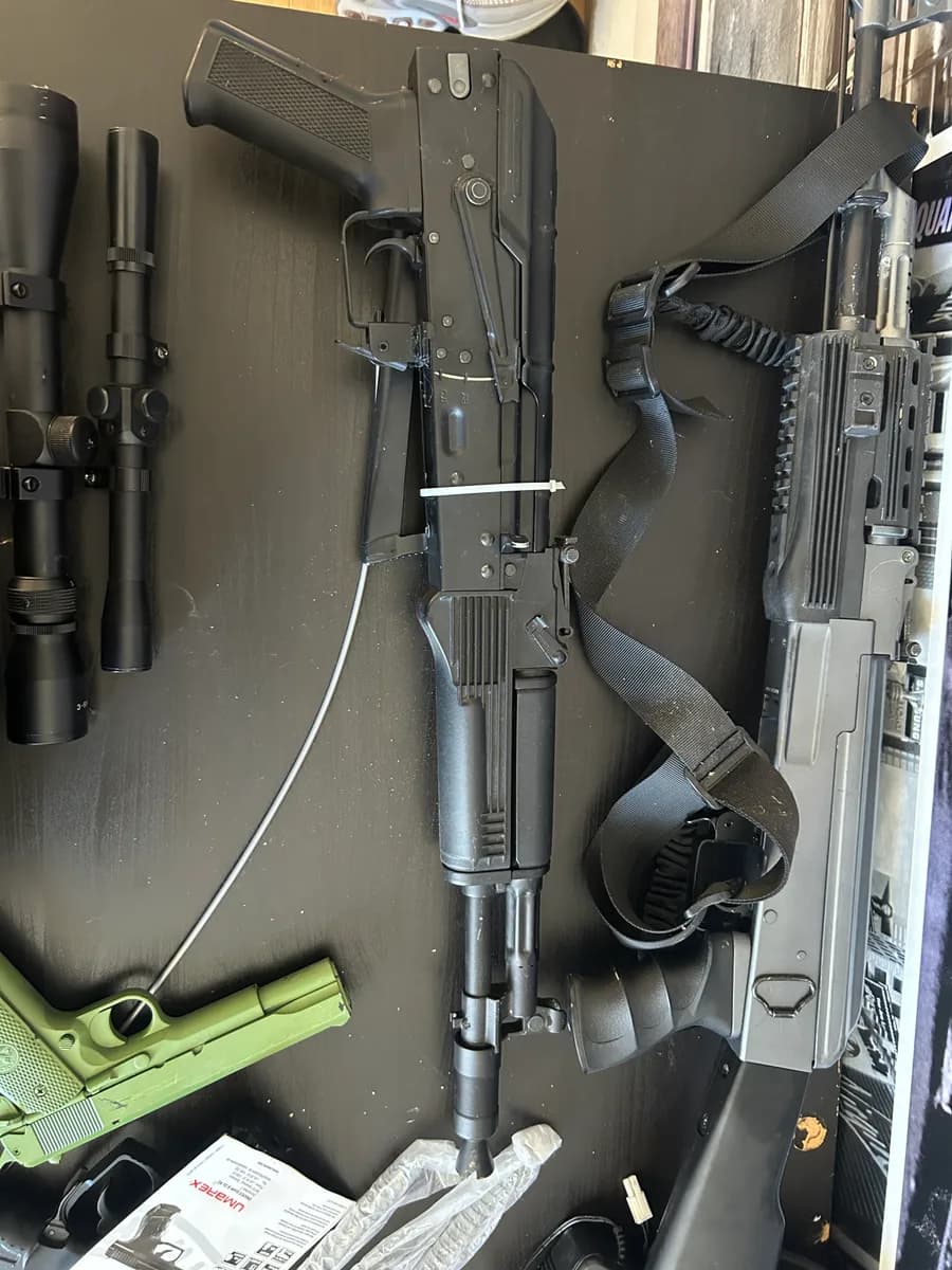 Ak 47 et pistolet mini 6