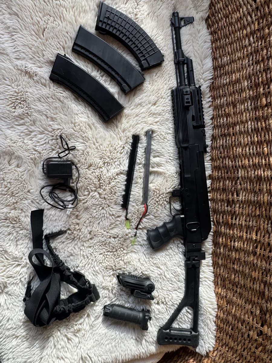 AK-47 airsoft AEG +3 chargeurs + accessoires