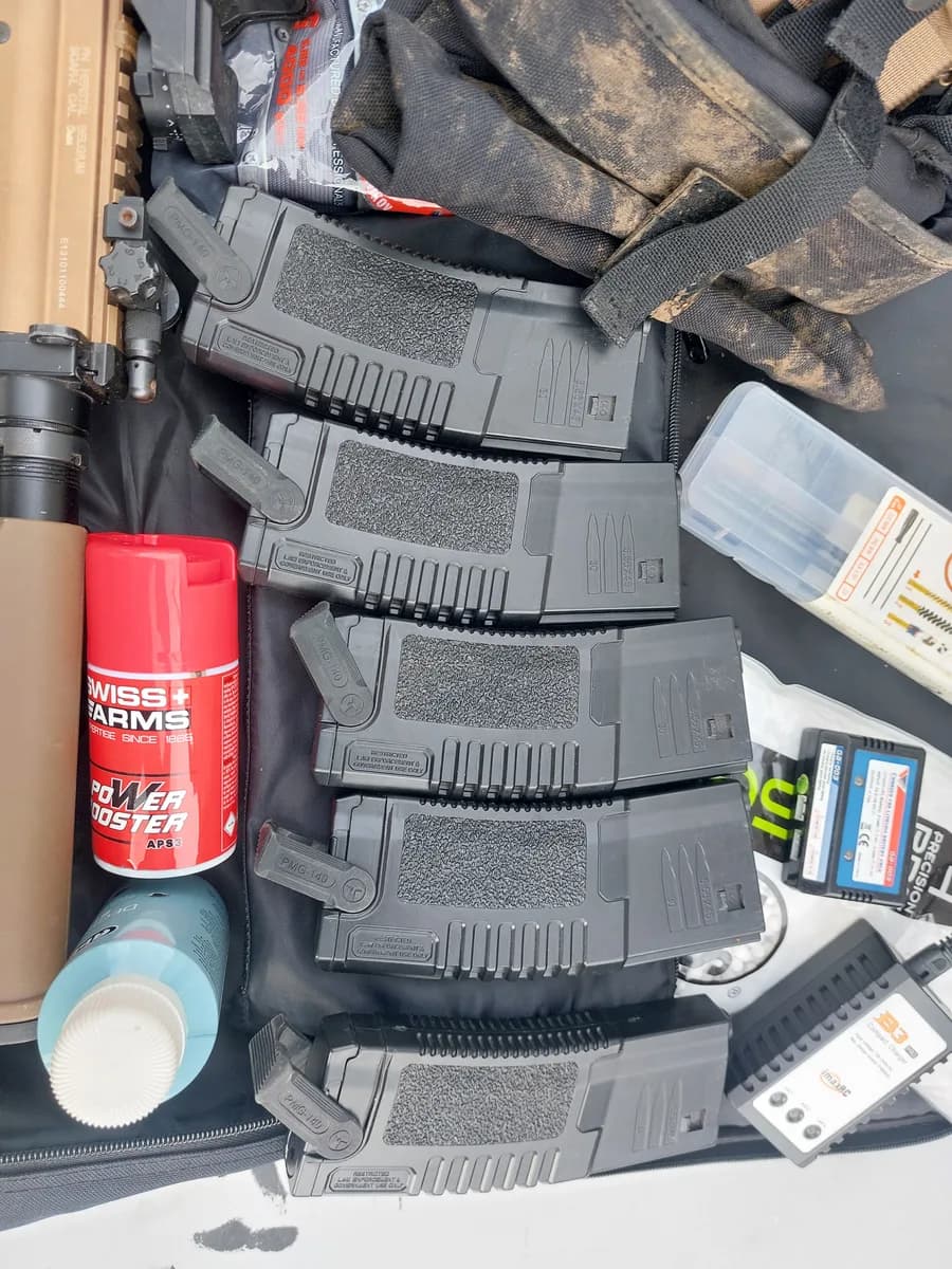 Pack complet airsoft comprenant 2 répliques et une grenade mini 6