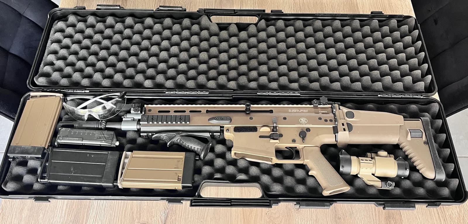 Scar-H + 3 chargeurs + lunettes.