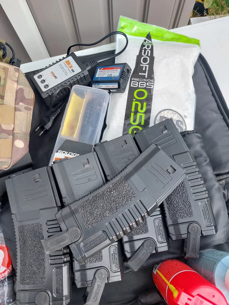 Pack complet airsoft comprenant 2 répliques et une grenade mini 4