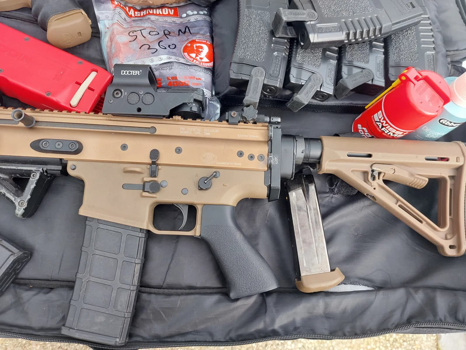 Pack complet airsoft comprenant 2 répliques et une grenade mini 8