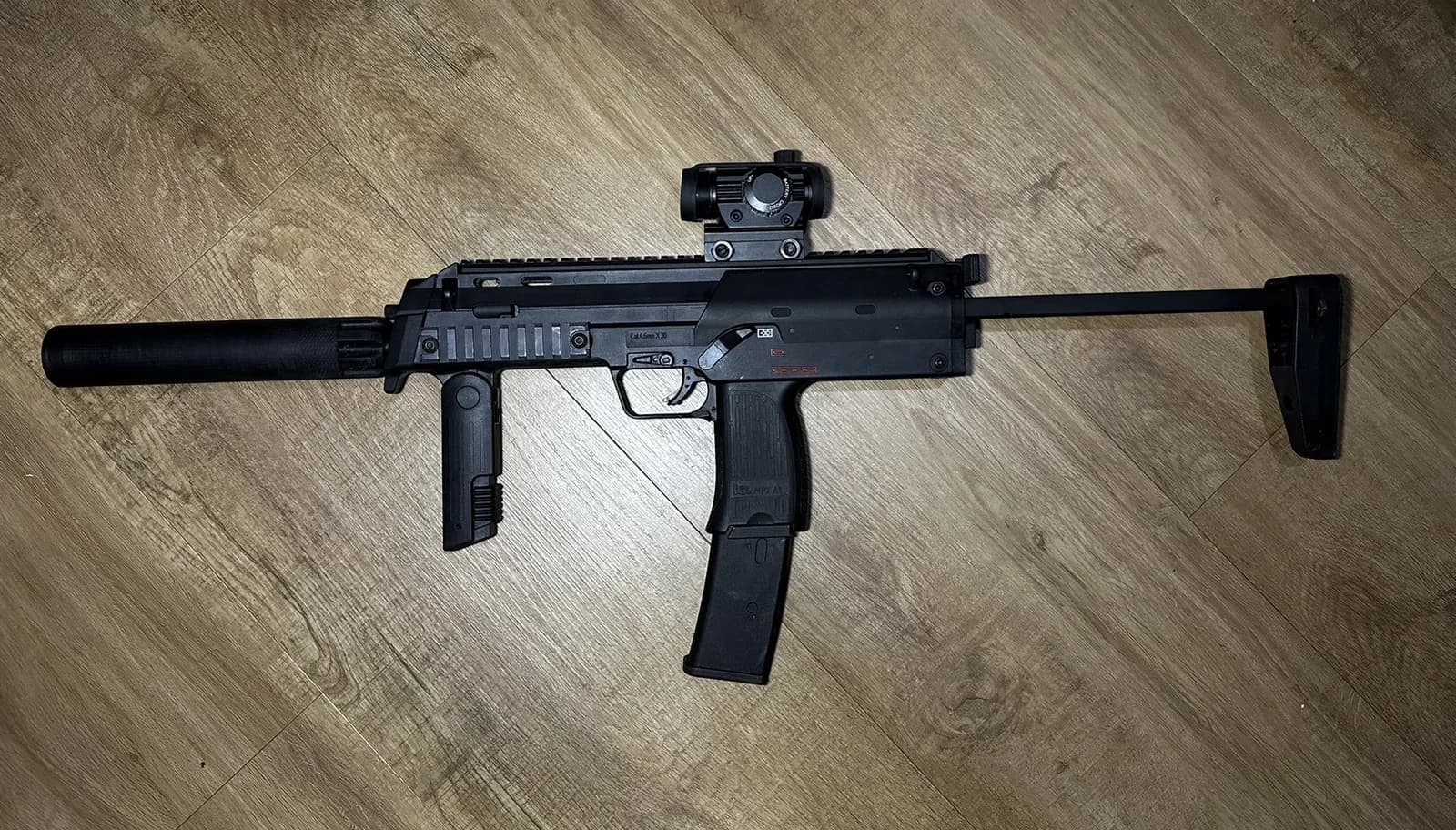 VFC MP7 GBBR + 2 chargeurs + upgrades + red dot Theta Optics mini 1