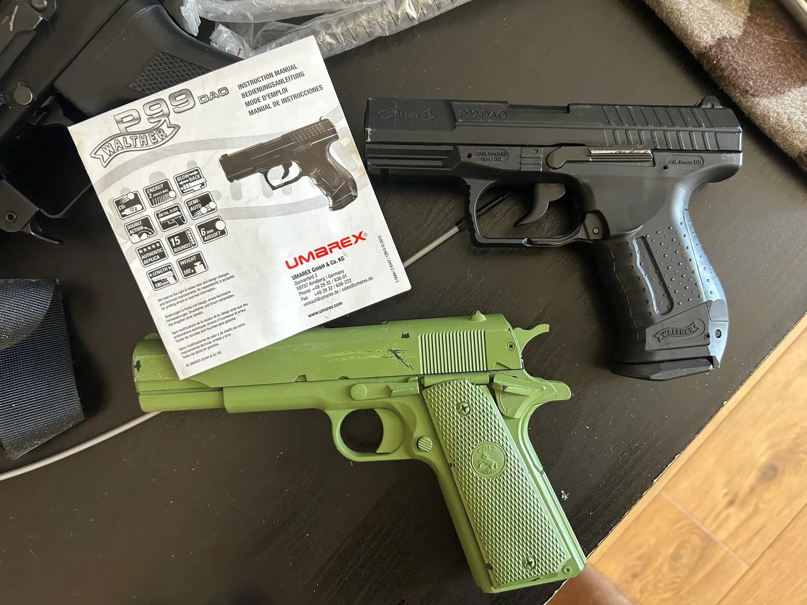 Ak 47 et pistolet mini 7