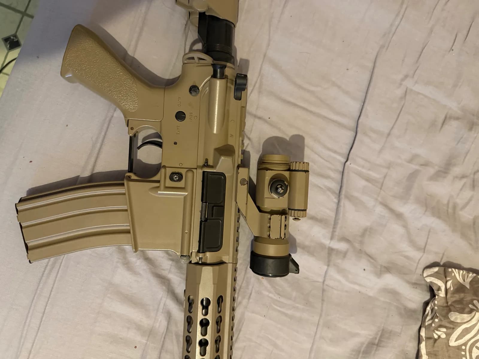 Réplique airsoft type AR-15 / M4 - Tan